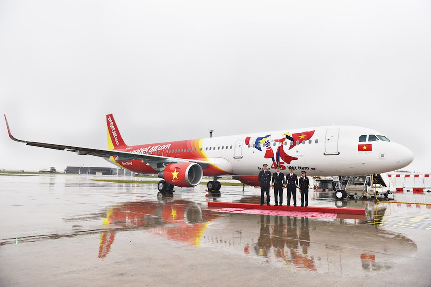 Phi hành đoàn Vietjet nhận bàn giao tàu bay thứ 43 trong đặt hàng 121 tầu bay mà Vietjet đã ký với Airbus.