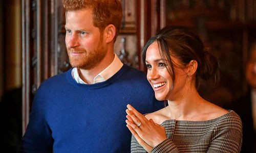 Hoàng tử Harry và hôn thê Meghan Markle tới thăm lâu đài Cardiff Castle tại Wales hồi tháng một. Ảnh: Reuters.