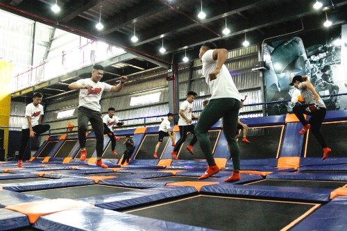 Một nhóm nhảy bạt nhún ở trung tâm của Jump Arena tại khu dân cư Him Lam, quận 7, TP HCM.