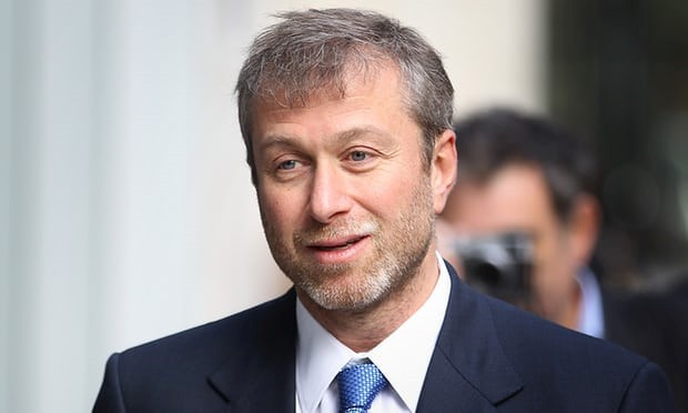 Tỷ phí Abramovich mua lại Chelsea từ năm 2003. Việc xin gia hạn thị thực Anh đã hết hạn của ông đang bị kéo dài bất thường. Ảnh: AFP.