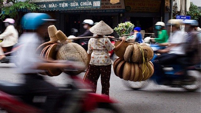 Các chuyên gia kinh tế khẳng định, việc tăng thuế VAT theo cả hai phương án đều tác động làm tăng tỷ lệ đói nghèo. Phương án thứ 2, tăng VAT nhóm hàng đang có thuế VAT 5% lên 10% là hợp lý hơn tăng đồng loạt thêm 1,2%.