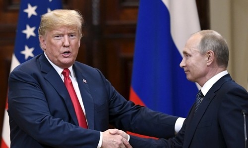 Trump (trái) và Putin bắt tay nhau trong cuộc họp báo chung ở Helsinki ngày 16/7. Ảnh: Reuters.