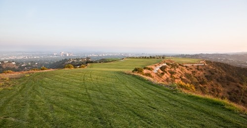 Miếng đất nằm trên đỉnh đồi này có tên Mountain of Beverly Hills. Ảnh: NYT.