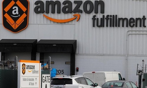 Bên ngoài một trung tâm xử lý đơn hàng của Amazon. Ảnh: Reuters.