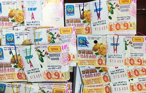 Các tờ vé số trúng giải. Ảnh: Thuận Nam.
