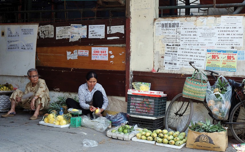 Tờ rơi quảng cáo cho vay được dán khắp nơi.