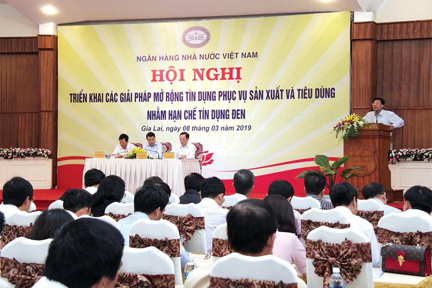 Hạn chế tín dụng đen và vai trò của công ty tài chính  