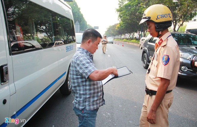 Nhiều tài xế ôtô tỏ ra ngỡ ngàng với quy định khách ngồi trên xe phải thắt dây an toàn. Ảnh: An Huy.