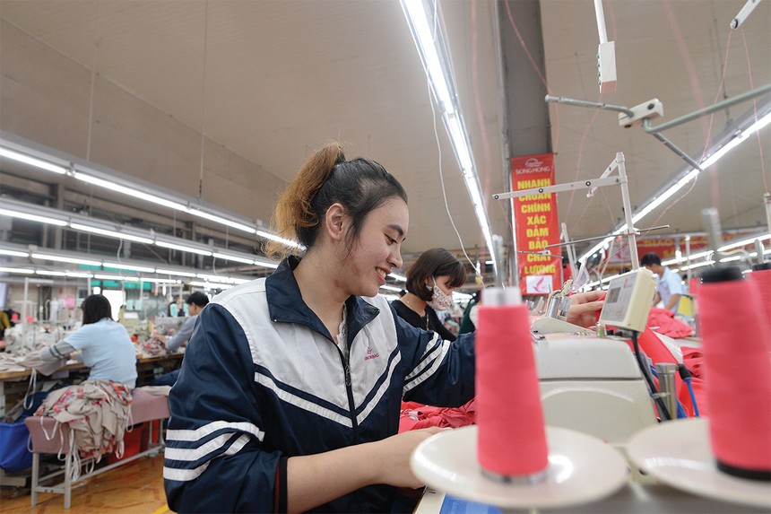 Nhóm ngành bán lẻ hàng tiêu dùng, cảng biển, dệt may... có nhiều cơ hội tăng trưởng.