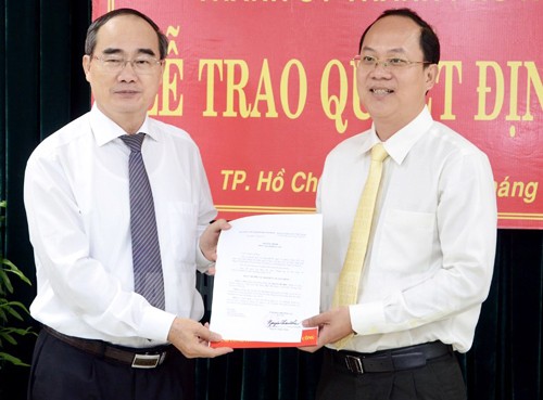 Bí thư Thành ủy TP.HCM Nguyễn Thiện Nhân trao quyết định cho ông Nguyễn Hồ Hải. Ảnh: Website Thành ủy TP.HCM..