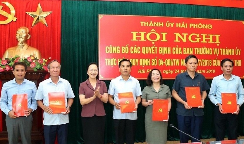 Phó Bí thư Thường trực Thành ủy Hải Phòng trao quyết định cho các Ban, Văn phòng Thành ủy.