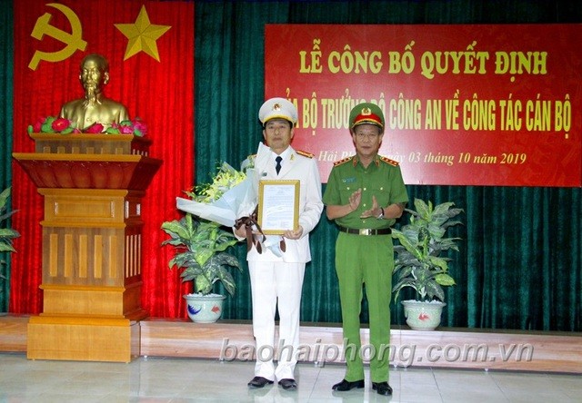 Thượng tướng Lê Quý Vương, Thứ trưởng Bộ Công an trao quyết định của Bộ trưởng Bộ Công an, bổ nhiệm Đại tá Vũ Thanh Chương giữ chức vụ Giám đốc Công an TP Hải Phòng (ảnh báo HP).