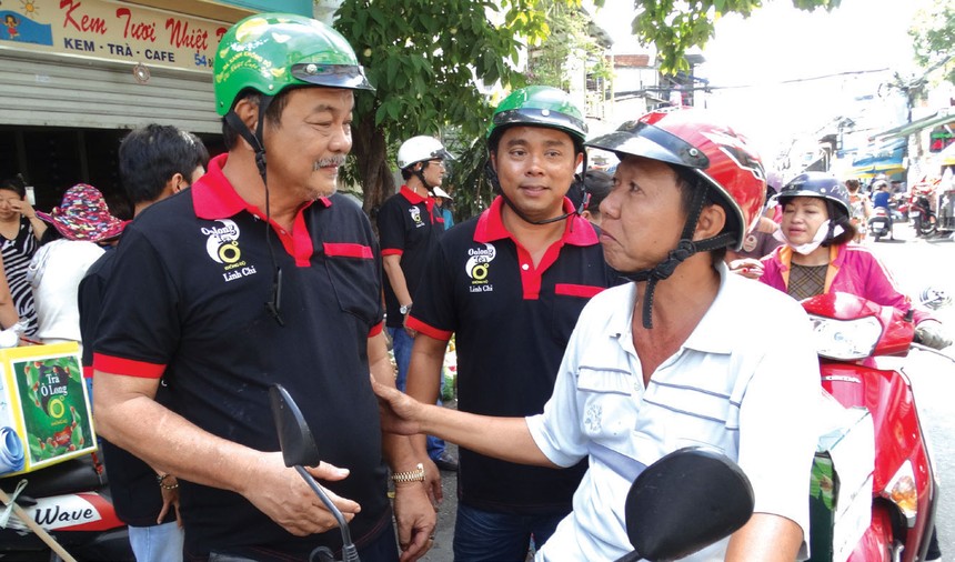 Chủ tịch Tân Hiệp Phát (bìa trái) theo chân đội ngũ bán hàng đến chào hàng tại từng đại lý.