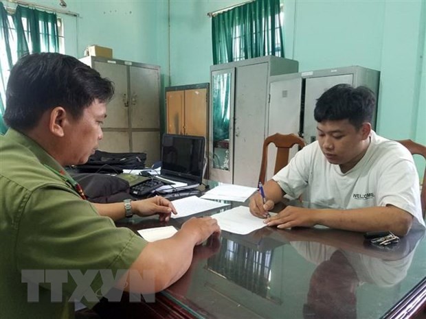 Công an làm việc với Trần Văn Tùng. (Ảnh: TTXVN).