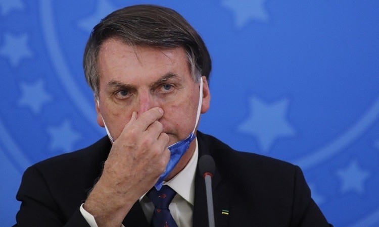 Tổng thống Brazil Jair Bolsonaro tại cuộc họp báo về Covid-19 ở Brasilia hôm 20/3. Ảnh: AFP.