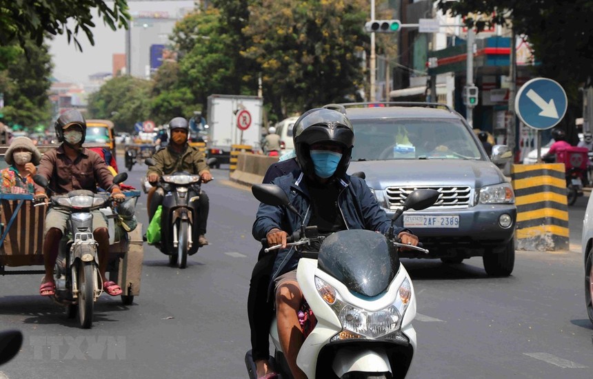 Người dân đeo khẩu trang phòng dịch COVID-19 tại Phnom Penh, Campuchia ngày 25/3/2020. (Ảnh: THX/TTXVN).