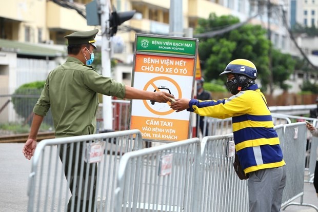 Hàng rào bảo vệ phía bên ngoài cổng bệnh viện Bạch Mai. (Ảnh: Minh Quyết/TTXVN).