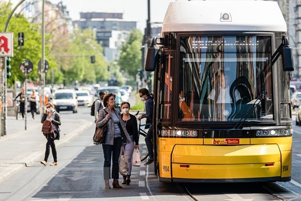 Người dân đeo khẩu trang phòng lây nhiễm COVID-19 tại Berlin, Đức ngày 27/4/2020. (Nguồn: THX/TTXVN).