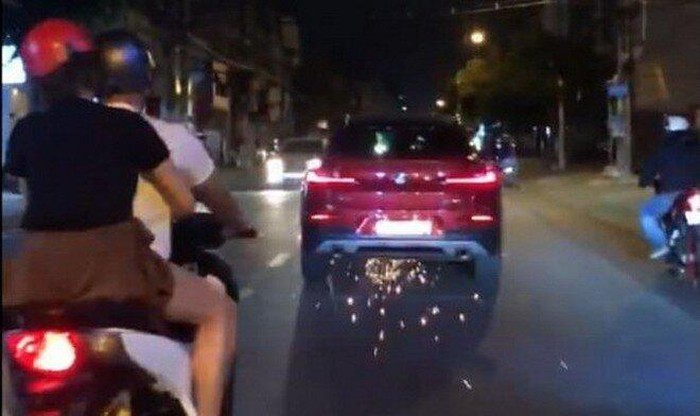 Ôtô BMW kéo lê xe máy