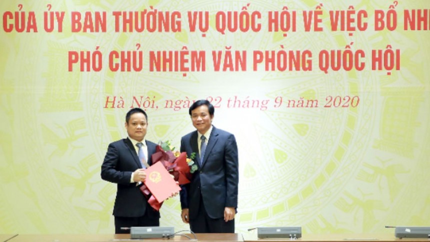 Tổng Thư ký Quốc hội, Chủ nhiệm Văn phòng Quốc hội Nguyễn Hạnh Phúc trao Nghị quyết của Ủy ban Thường vụ Quốc hội cho ông Vũ Minh Tuấn. (Ảnh: Đại biểu nhân dân).