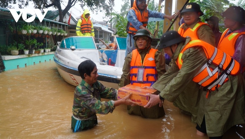 Lực lượng công an cứu trợ mì tôm cho dân vùng lũ. (Ảnh minh họa).