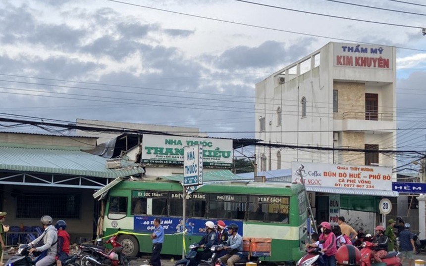Xe buýt lao vào tiệm thuốc tây, nhiều người may mắn thoát nạn
