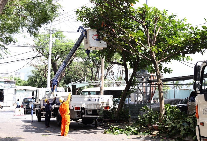 Cơn bão số 9 (MOLAVE) đã đổ bộ vào các tỉnh miền Trung, gây khó khăn trong vận hành nguồn điện và lưới điện tại khu vực này.