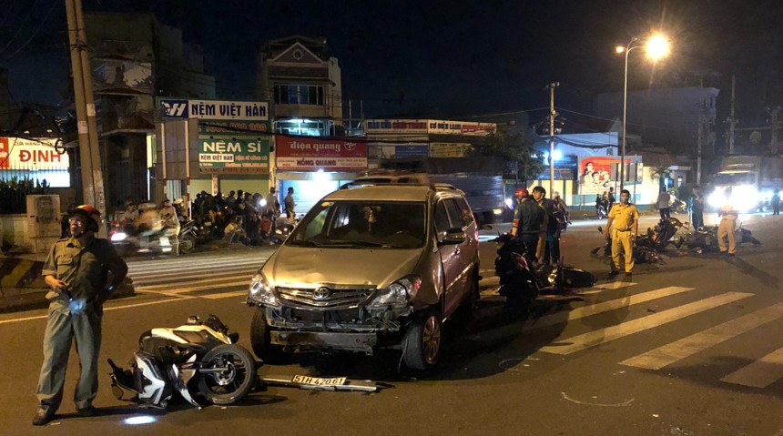 Hiện trường vụ xe ô tô tông hàng loạt xe máy đang băng sang đường trên quốc lộ 1K.
