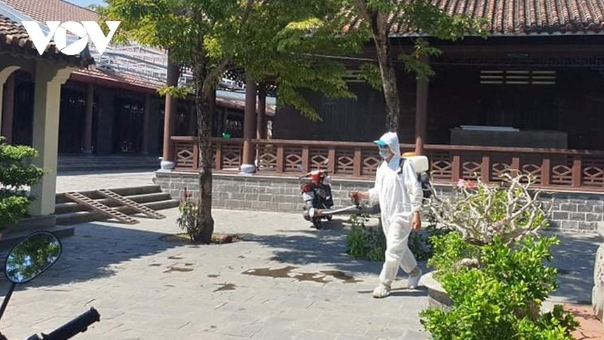 Phun thuốc khử trùng tại các điểm bệnh nhân Covid-19 từng đến tại Quảng Nam để phòng dịch.