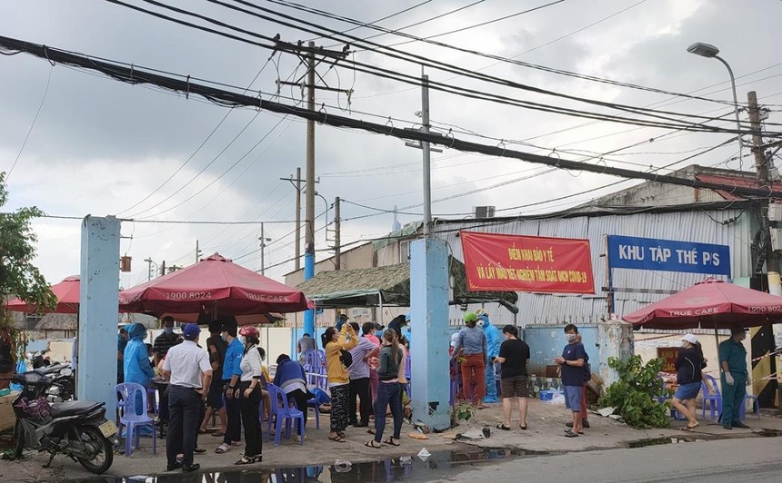 Lấy mẫu xét nghiệm tại hẻm 178/18 đường Bình Quới (P.28, Q.Bình Thạnh, TP.HCM) do có ca nghi nhiễm Covid-19 liên quan đến hội viên sinh hoạt tại Hội thánh truyền giáo Phục Hưng.