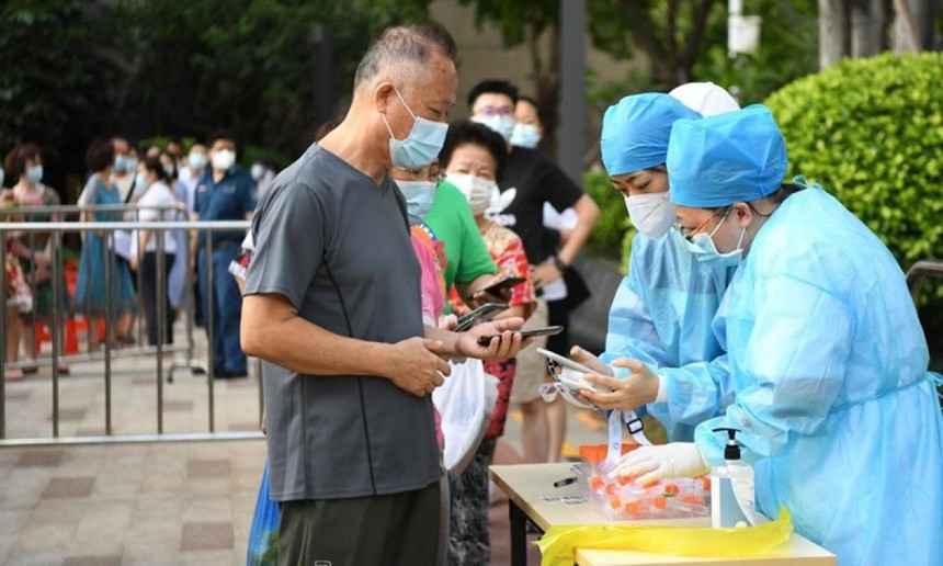 Quảng Châu đẩy nhanh xét nghiệm trên toàn thành phố. Ảnh: Tân Hoa Xã.