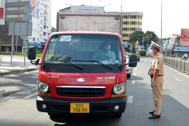 Xe vận tải hàng hóa không được cấp mã QR thì tài xế và người ngồi trên xe phải có giấy đi đường theo quy định.