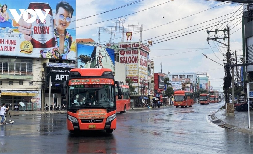 15 xe chở 233 công dân An Giang về quê an toàn.