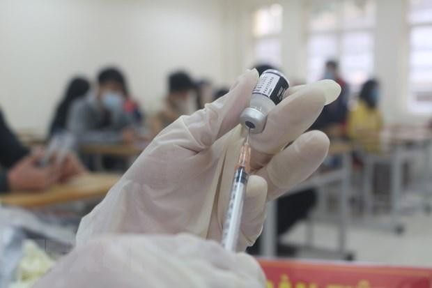 Tiêm vaccine phòng COVID-19 cho người dân. (Ảnh: Thanh Vân/TTXVN).