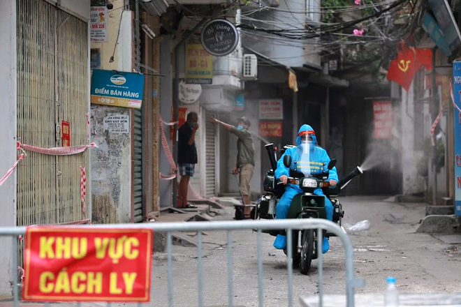 Lực lượng chức năng phun khử khuẩn bên trong khu vực phong tỏa trên địa bàn xã Ninh Hiệp (Ảnh: Gia Đoàn).