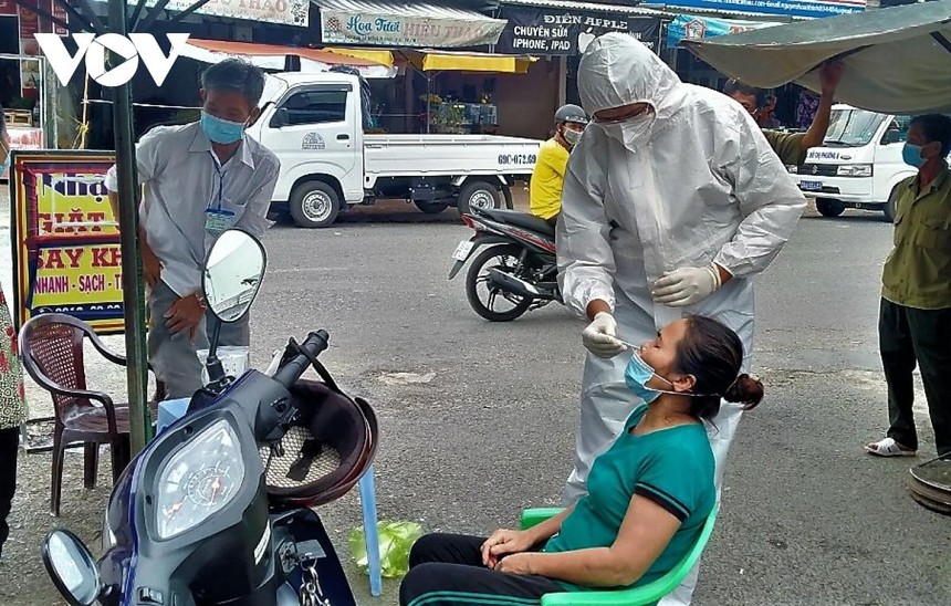 Lực lượng chuyên môn Cà Mau xét nghiệm sàng lọc.