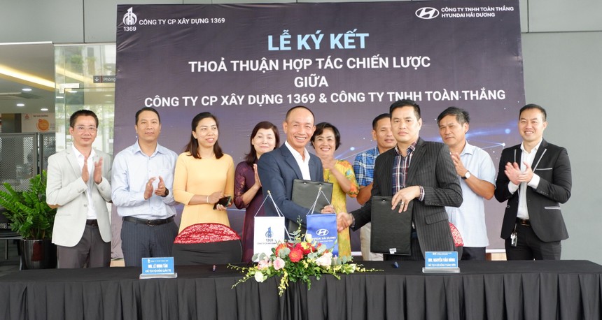 Đại diện Công ty Cổ phần Xây dựng 1369 và Công ty TNHH Toàn Thắng tại lễ ký kết.