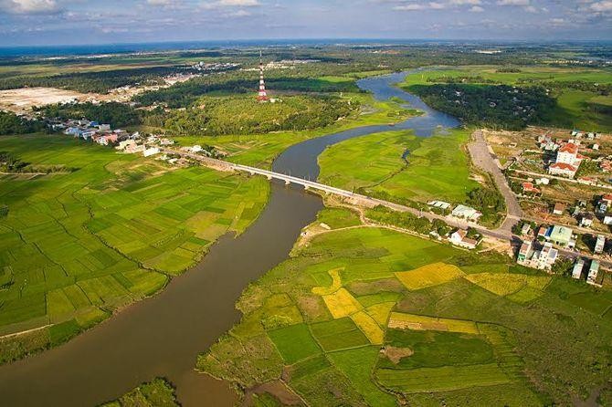 Một đoạn sông Bàn Thạch qua Phú Yên nhìn từ trên cao.