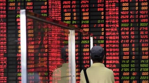 Hai chỉ số Shanghai Composite và Shenzhen Component của Trung Quốc đều ngập sắc đỏ trong phiên giao dịch 28/11. Ảnh: AFP.