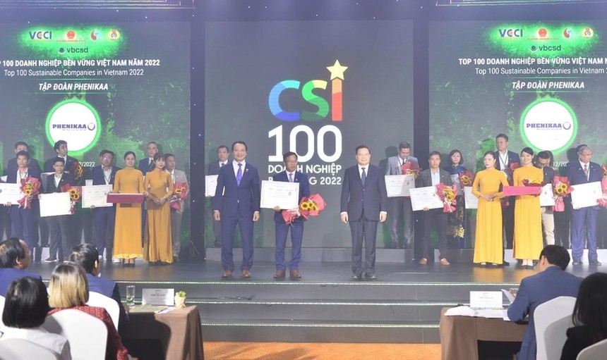 Đại diện Ban Lãnh đạo Tập đoàn Phenikaa nhận bằng chứng nhận Top 100 Doanh nghiệp Phát triển bền vững.