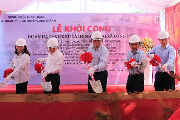 Lãnh đạo tỉnh Đồng Nai thực hiện nghi thức khởi công khu tái định cư tại xã Long Đức, huyện Long Thành. Ảnh: Lê Vinh.