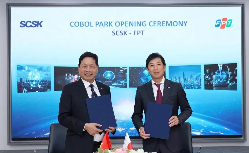 Tiến sĩ Trương Gia Bình - Chủ tịch HĐQT Tập đoàn FPT và ông Takaaki Toma - Giám đốc điều hành kiêm Chủ tịch SCSK tại Lễ thành lập COBOL PARK.