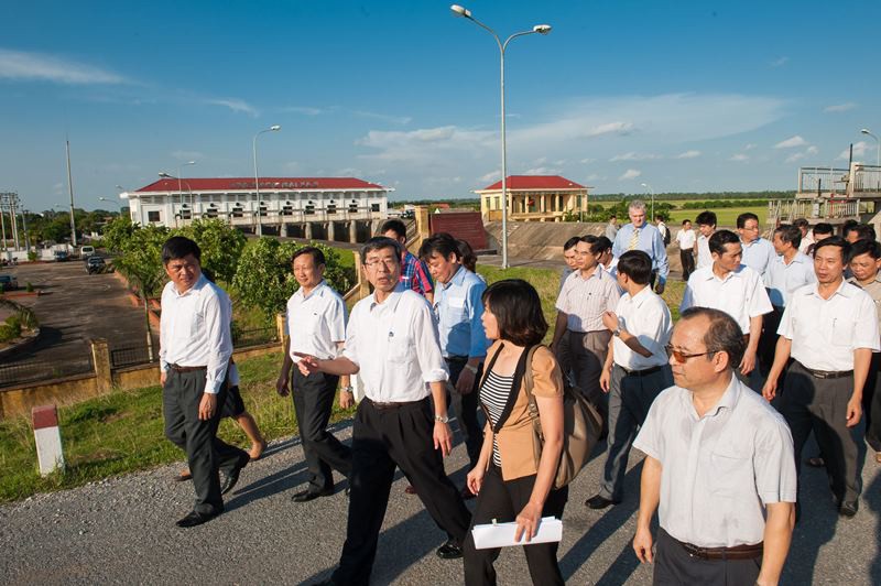 Chủ tịch ADB Takehiko Nakao (áo trắng, đeo kính hàng đầu) thăm Trạm bơm Mai Xá, một dự án có vốn tài trợ của ADB