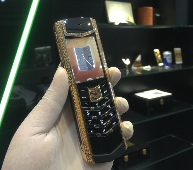 Điện thoại Vertu Signature Ultimate 'độ' giá 600 triệu đồng