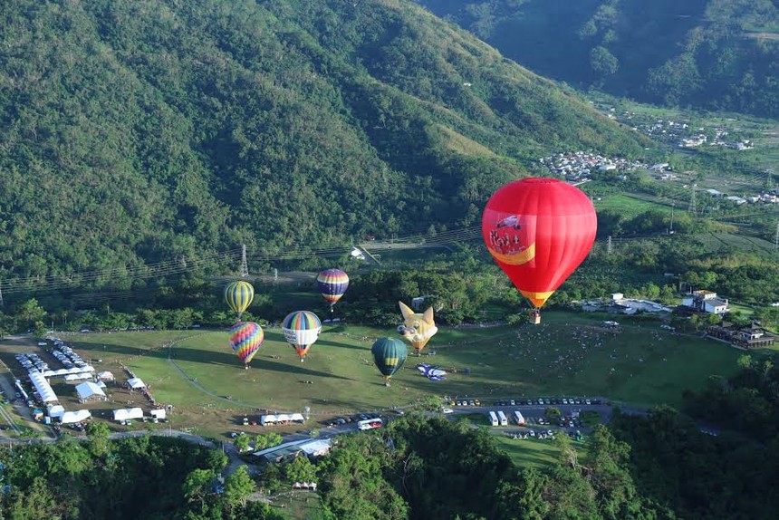 Vietjet mang chăn ấm đến Mộc Châu, vui lễ hội khinh khí cầu