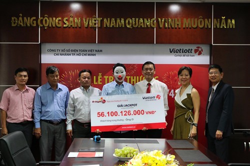 Khách hàng tên D đến từ Vũng Tàu vừa nhận hơn 50 tỷ đồng tiền trúng thưởng xổ số Jackpot.