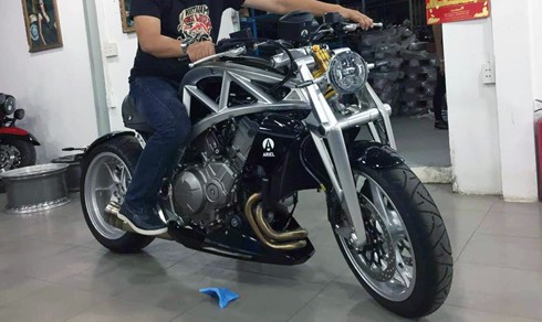 Mẫu nakedbike sản xuất thủ công tại Anh mới nhập về Việt Nam.