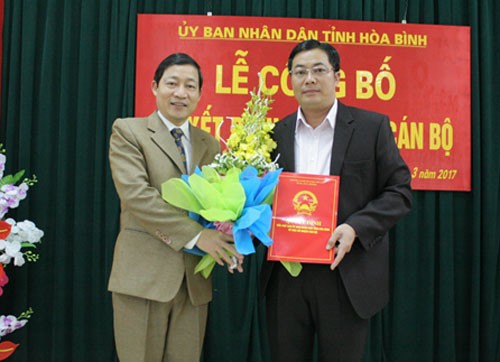 Phó Chủ tịch UBND tỉnh Hòa Bình Bùi Văn Cửu trao quyết định cho ông Phạm Tiến Dũng. Ảnh báo Hòa Bình.