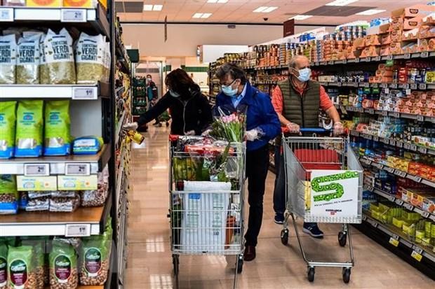 Người dân mua hàng hóa trong siêu thị tại Milan, Italy. (Ảnh: AFP/TTXVN)