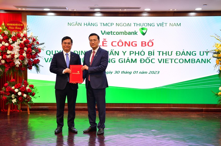 Ông Phạm Quang Dũng - Chủ tịch HĐQT Vietcombank (bên phải) trao quyết định bổ nhiệm Tổng giám đốc Vietcombank cho ông Nguyễn Thanh Tùng